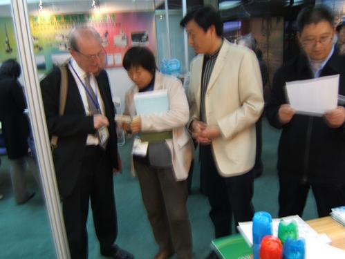 公司領(lǐng)導(dǎo)和巴西氣霧劑及家用衛(wèi)生殺蟲用品協(xié)會主席在探討相關(guān)事宜